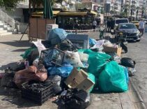 Karşıyaka'da 6 aydır maaş alamayan işçiler iş bıraktı, sokaklar çöplerle doldu