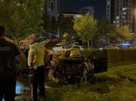 Kayseri'de korkunç kaza! Otomobil tramvay yoluna uçtu hurdaya döndü