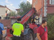 Kontrolden çıkan iş makinesi önce 2 otomobile sonra bir binaya çarparak durabildi: 2'si çocuk 4 yaralı