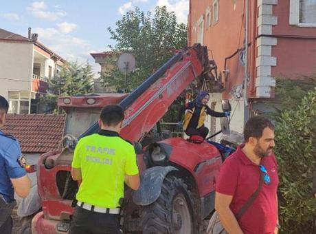 Kontrolden çıkan iş makinesi önce 2 otomobile sonra bir binaya çarparak durabildi: 2'si çocuk 4 yaralı