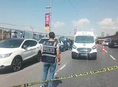 Küçükçekmece'de sır olay! Park halindeki araçtan ceset çıktı