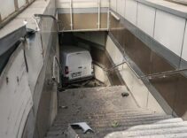 Lastiği patlayan araç metro alt geçidine girdi