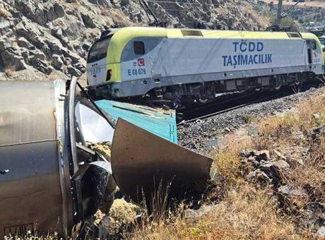Malatya'da iki yük treni kafa kafaya çarpıştı