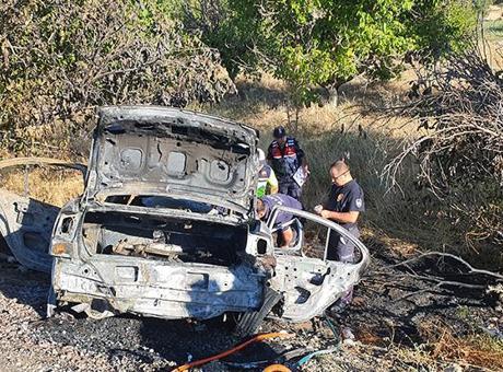 Manisa'da iki otomobil çarpıştı! 3 ölü, 2 yaralı