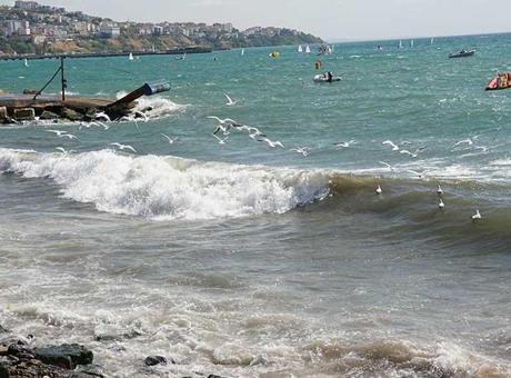 Marmara’da poyraz etkisi: Tekirdağ’da gemi trafiği durdu