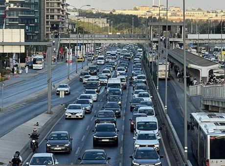 Okullarda uyum haftası başladı! İstanbul'da trafik trafik yoğunluğu oluştu
