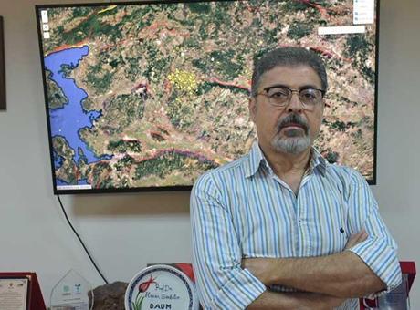 Sındırgı’da korkutan deprem sonrası Prof
