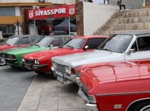 Sivas’ta zamana yolculuk! Klasik otomobiller sergilendi