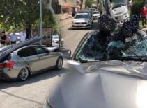 TIR’dan yağmur gibi demir yağdı! Lüks otomobil hurdaya döndü