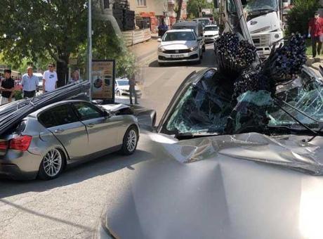 TIR’dan yağmur gibi demir yağdı! Lüks otomobil hurdaya döndü