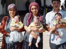 Üçüzleri olan baba, işi bırakıp evde bebek bakmaya başladı: Sürekli kucakta gezdiriyoruz.