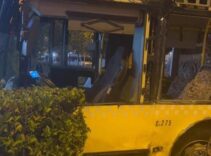 Ümraniye'de İETT otobüsü ile otomobil çarpıştı! 1'i ağır 2 yaralı