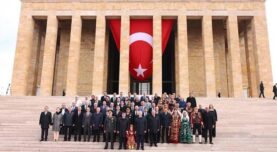 Vali Şahin, Ankara'nın başkent oluşunun 102. yılı dolayısıyla Anıtkabir'i ziyaret etti