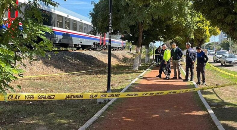 Torununu raylardan çekip hayatını kurtardı, kendisi trenin altında kaldı