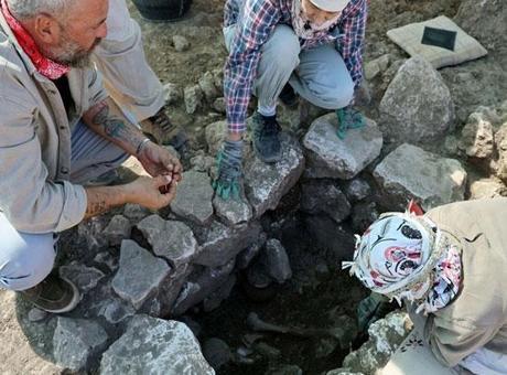 Diyarbakır'da 12 bin yıllık 8 mezar gün yüzüne çıkarıldı