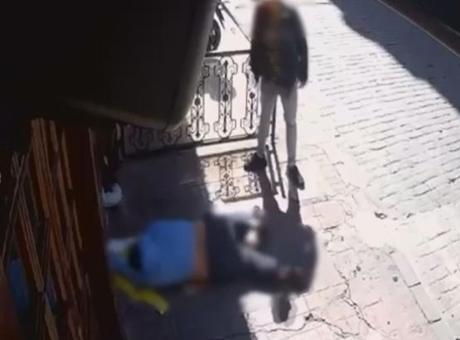 İnsanlık dışı görüntüler! Beyoğlu'nda nöbet geçiren epilepsi hastasını soydular