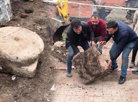 İnşaat kazısında kepçenin uçuna takıldı! Şok keşif ortaya çıktı