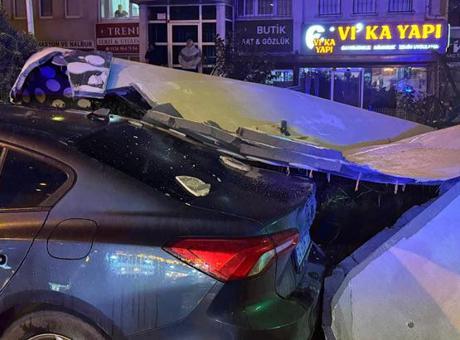 Beylikdüzü’nde fırtına dehşeti: Binanın dış cephesi aracın üzerine düştü