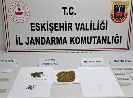 Eskişehir’de eş zamanlı uyuşturucu operasyonu: 101 gram madde ve 137 hap ele geçirildi