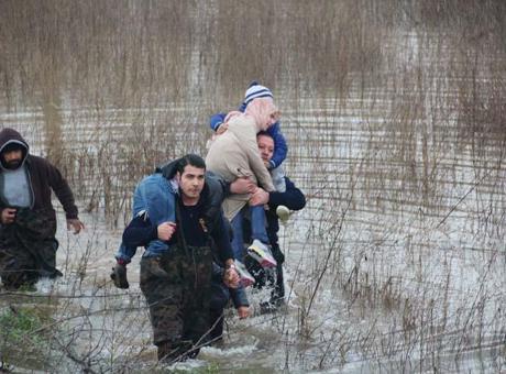 Gediz taştı, bağ evinde mahsur kaldılar! Baba ve 4 çocuk sırtta kurtarıldı