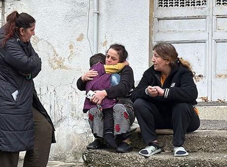 Evde tek başına olan çocuk çakmakla oynarken evi yaktı