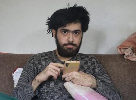 Evden çıkmayan telefon bağımlısı Barış'tan yeni haber! 25'inci yaşını böyle kutladı