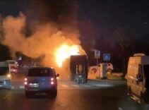 İstanbul'da park halindeki midibüs alev alev yandı