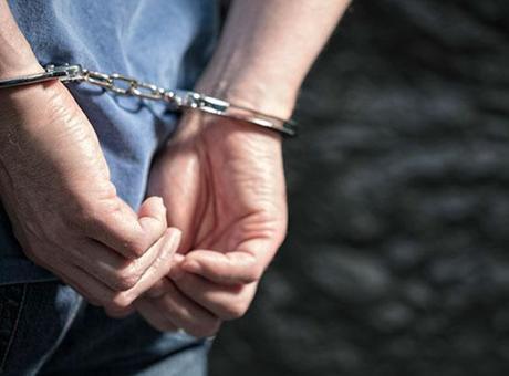 Akılalmaz sapıklık! Tuvaletten delik açtı, komşusunun banyosunu izledi