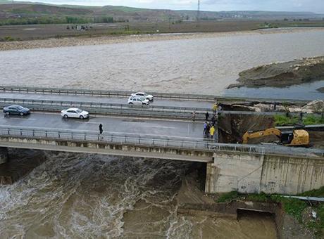 Batman'da çökme meydana gelen kara yolu ulaşıma kapatıldı