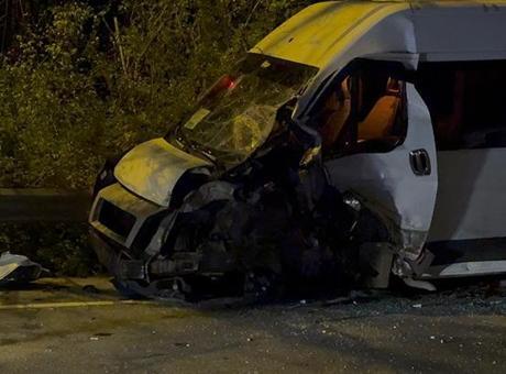 Beykoz’da servis minibüsü ile otomobil çarpıştı! 1’i ağır 11 yaralı