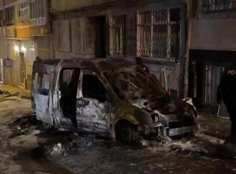 Fatih'te park halindeki hafif ticari araç alev alev yandı