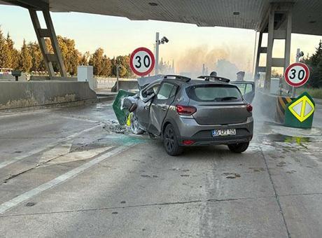 İzmir’de otoyol gişelerinde korkunç kaza! Alev alan araçta genç sürücü hayatını kaybetti