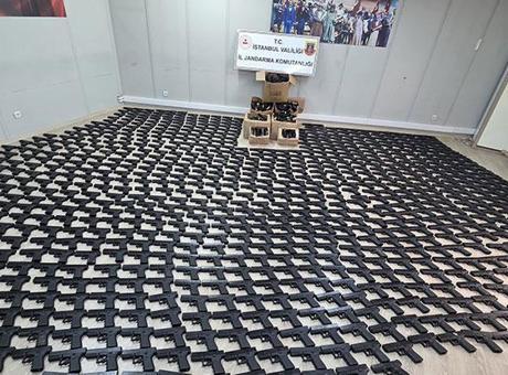 Koli koli silah! İstanbul'da durdurulan kamyonetten çıkanlar şoke etti