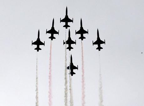 Konya'da çocuklar 23 Nisan coşkusunu 3'üncü Ana Jet Üs Komutanlığında yaşadı