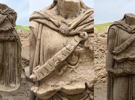 Lodıkeıa’da tarihi keşif! Molozlar arasında bulunan Athena heykeli gün ışığına kavuştu