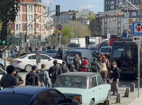 M7 Yıldız-Mahmutbey Metro Hattı’nda aksama! Nurtepe’de uzun kuyruklar oluştu