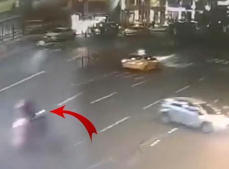 Şişhane’de korkunç kaza! Motosiklet durağa daldı: 1 ölü, 3 yaralı