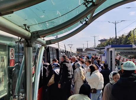 T1 Kabataş-Bağcılar Tramvay Hattı’nda arıza! Seferler aksadı, yolcular raylarda yürüdü