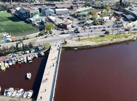 Yer: İstanbul! Gölün rengi kırmızıya büründü: Çevre sakinleri tedirgin