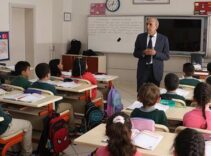 40 yıllık öğretmene büyük sürpriz! Sınıf listesindeki ismi gördü: İçimde çok değişik bir duygu oluştu