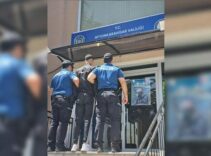 Afyonkarahisar'da kavgayı ayırmak isteyenlerin üzerine bıçakla çullanmıştı! Yakayı ele verdi