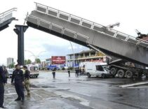 Ankara'da feci kaza! Kamyon üst geçide çarptı: Yaralılar var