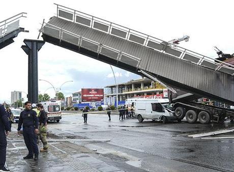 Ankara'da feci kaza! Kamyon üst geçide çarptı: Yaralılar var