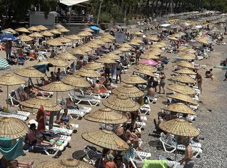 Bayramda sahillere akın! Bodrum ve Antalya’da adım atacak yer kalmadı