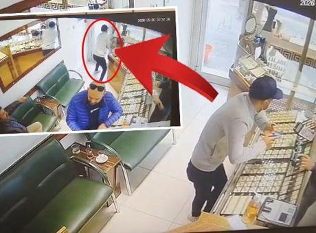 'Eşime yüzük bakacağım' dedi, pırlantayı kapıp kaçtı! Konya'daki maskeli soyguncu kameralara yakalandı