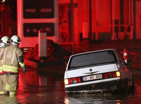 Hatay'da şiddetli yağmur nedeniyle çöken evdeki 1 kişi hayatını kaybetti