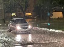 Meteoroloji uyarmıştı! Kayseri'de sağanak yağış! Yollar göle döndü