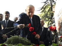 MHP Genel Başkanı Bahçeli, Alparslan Türkeş’in kabrini ziyaret etti