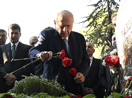 MHP Genel Başkanı Bahçeli, Alparslan Türkeş’in kabrini ziyaret etti