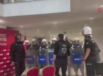 Polis tahliye için CHP binasında!